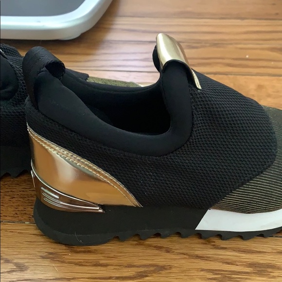 Millie’s gold and black sneaker - Picture 4 of 5